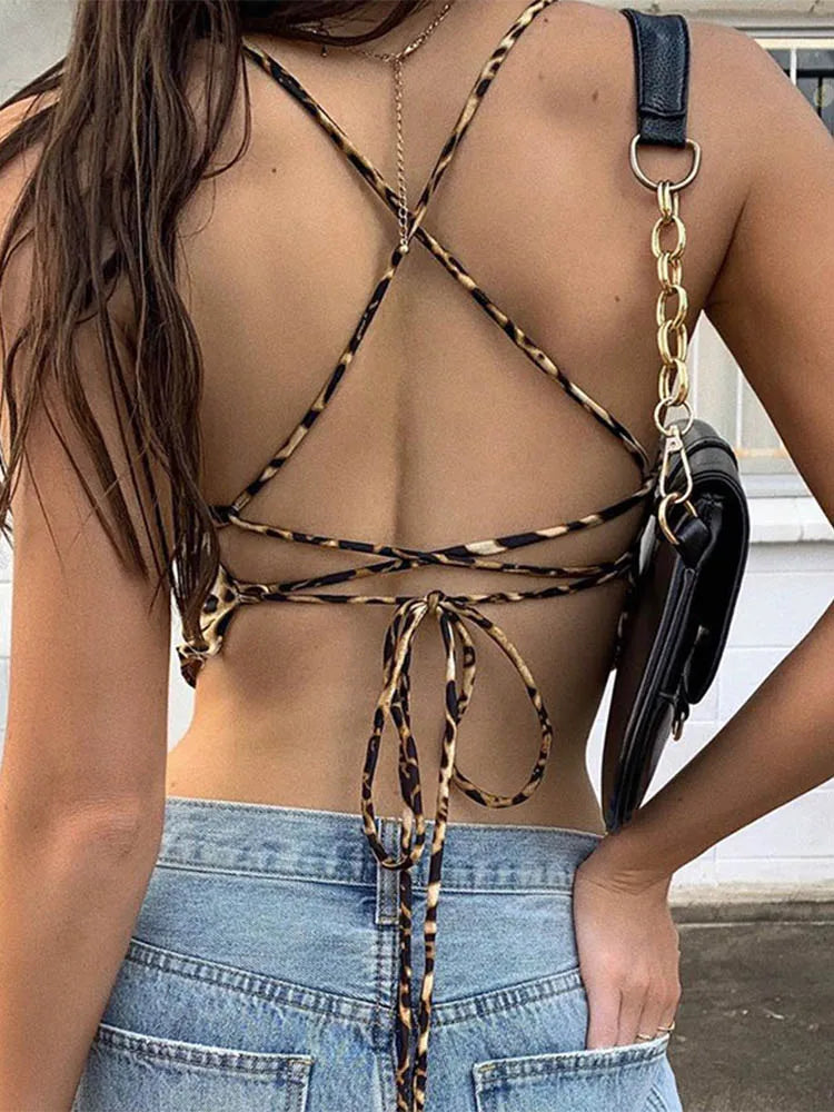 Rückenfreies Crop-Top mit Leopardenmuster und Schnürung – wild, auffällig und perfekt für auffällige Streetwear- oder Rave-Looks.