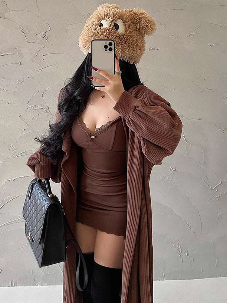 Abito mini bodycon nero in stile Y2K con pizzo, fiocco e spalline sottili – aderente e perfetto per look da festa audaci.