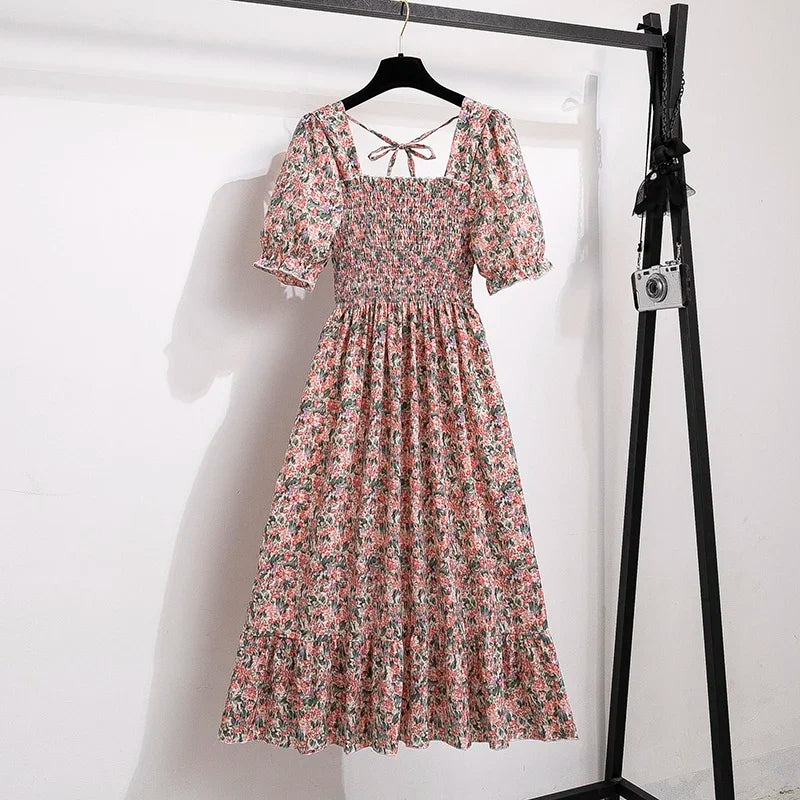 Luftiges Chiffonkleid mit elastischer Taille und Falten – kurzärmelig, bequem und perfekt für entspannte Sommerlooks.