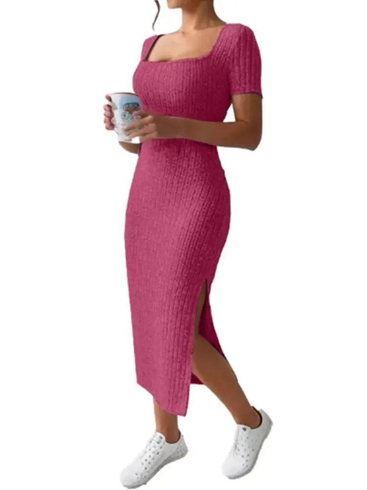 Robe midi côtelée – encolure carrée, coupe ajustée, manches courtes et fente latérale dans un design polyvalent