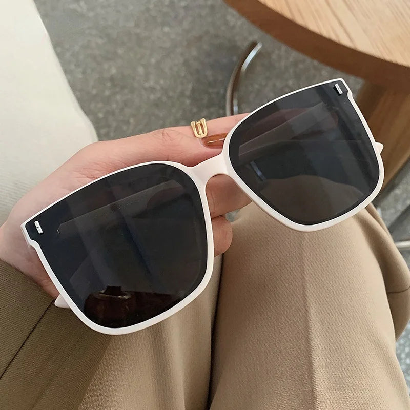 Koreanische Fashion-Sonnenbrille im eckigen Retro-Design – unisex, stylisch und ideal für Strand, Sommer und trendige Outfits.