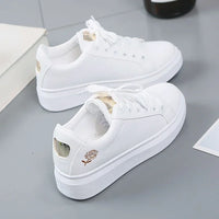 Modische Damen-Sneaker aus PU-Leder mit Blumenstickerei – atmungsaktiv, bequem und ideal für stylische Alltagslooks 2024.