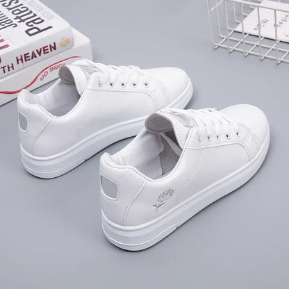 Modische Damen-Sneaker aus PU-Leder mit Blumenstickerei – atmungsaktiv, bequem und ideal für stylische Alltagslooks 2024.