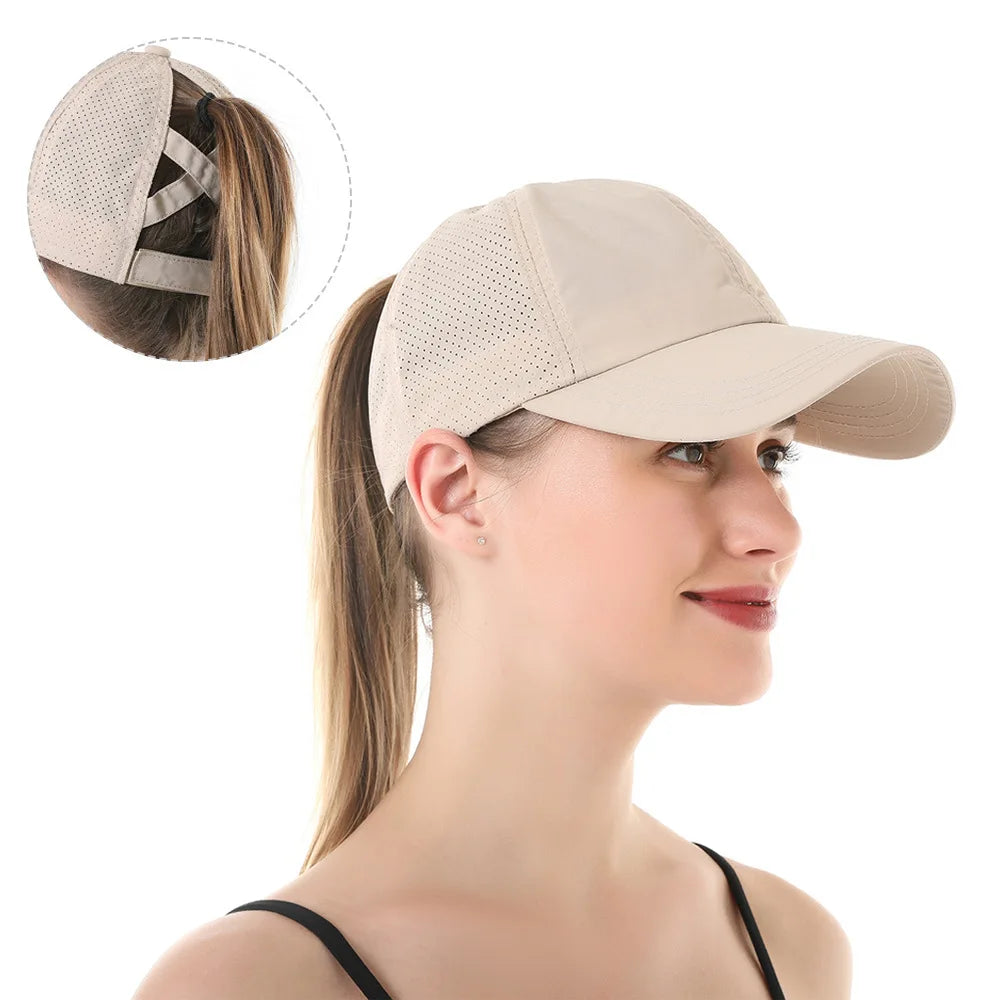 Schnelltrocknende Mesh-Baseball Cap mit Zopfloch – sportlicher Look in Unifarbe.