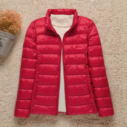 Leichte Daunenjacke mit winddichtem Design – schmal geschnitten, warm und perfekt für kalte Tage mit stylischem Komfort.