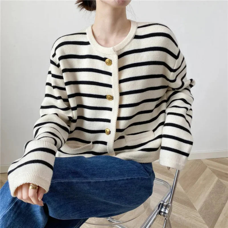 Gilet rayé avec des détails contrastés, des boutons en métal et des poches – stylé, chaud et parfait pour des looks de superposition décontractés.