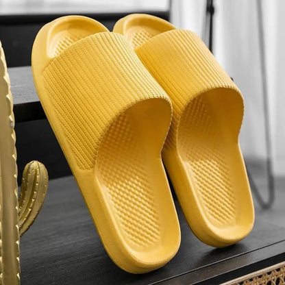 Hausschuhe – weich, rutschfest und stylisch, ideal für Bad, Zuhause oder entspannte Sommertage.