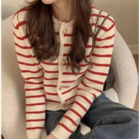 Gestreifter Strick-Cardigan mit Rundhals und Knopfleiste – cropped, chic und perfekt für lässige Looks im Alltag.