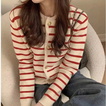 Gestreifter Strick-Cardigan mit Rundhals und Knopfleiste – cropped, chic und perfekt für lässige Looks im Alltag.