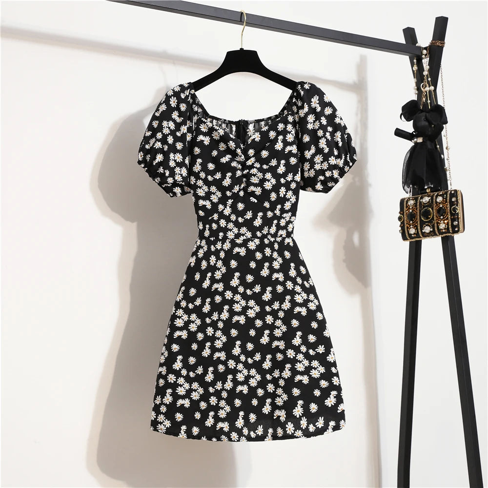 Luftiges Chiffon-Minikleid mit Blumenprint, Puffärmeln und Falten-Details – leicht, verspielt und perfekt für sommerliche Alltagslooks.