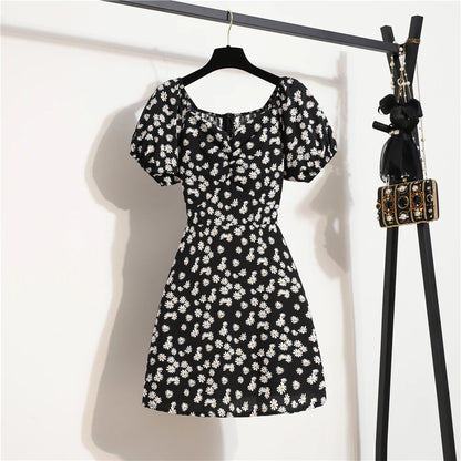Luftiges Chiffon-Minikleid mit Blumenprint, Puffärmeln und Falten-Details – leicht, verspielt und perfekt für sommerliche Alltagslooks.