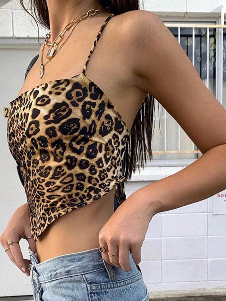 Rückenfreies Crop-Top mit Leopardenmuster und Schnürung – wild, auffällig und perfekt für auffällige Streetwear- oder Rave-Looks.
