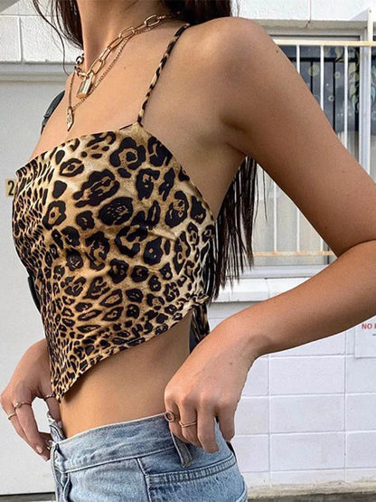 Rückenfreies Crop-Top mit Leopardenmuster und Schnürung – wild, auffällig und perfekt für auffällige Streetwear- oder Rave-Looks.