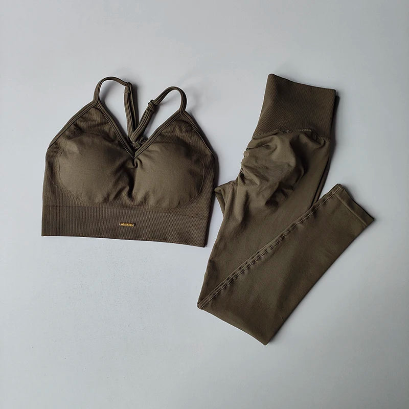 Nahtloses Fitness-Set mit V-Ausschnitt-Bra und figurformenden Leggings – schnelltrocknend, formend und ideal für intensives Training.