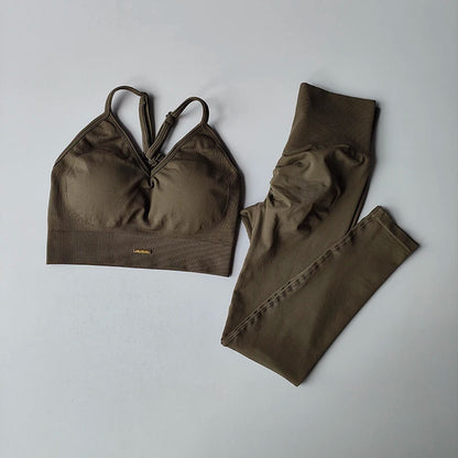 Nahtloses Fitness-Set mit V-Ausschnitt-Bra und figurformenden Leggings – schnelltrocknend, formend und ideal für intensives Training.