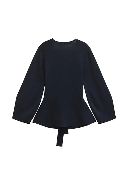 Leichter Strickcardigan mit V-Ausschnitt, Bindegürtel und schmalem Schnitt – ideal für stylische Y2K-Looks im Alltag.