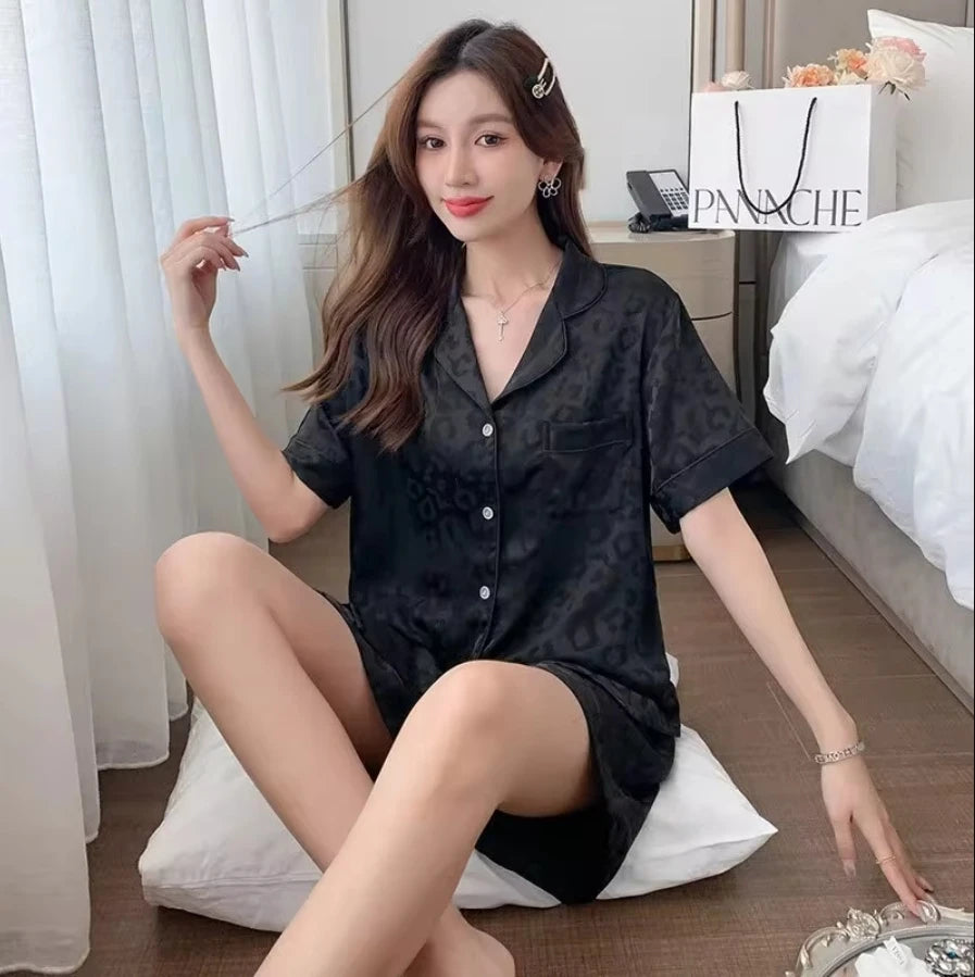 Elegantes Satin-Loungewear-Set in Plus Size mit Streifen, Knopfleiste und langer Hose – weich, stilvoll und ideal für entspannte Stunden.