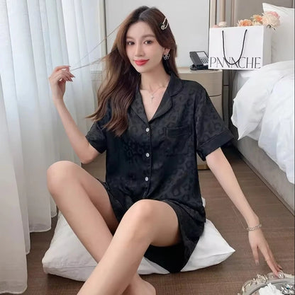 Elegantes Satin-Loungewear-Set in Plus Size mit Streifen, Knopfleiste und langer Hose – weich, stilvoll und ideal für entspannte Stunden.