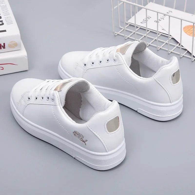 Modische Damen-Sneaker aus PU-Leder mit Blumenstickerei – atmungsaktiv, bequem und ideal für stylische Alltagslooks 2024.
