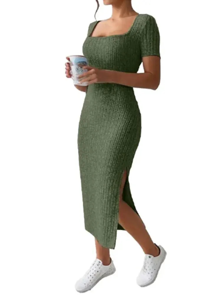 Robe midi côtelée – encolure carrée, coupe ajustée, manches courtes et fente latérale dans un design polyvalent
