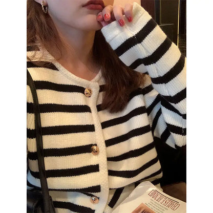 Gilet rayé avec des détails contrastés, des boutons en métal et des poches – stylé, chaud et parfait pour des looks de superposition décontractés.