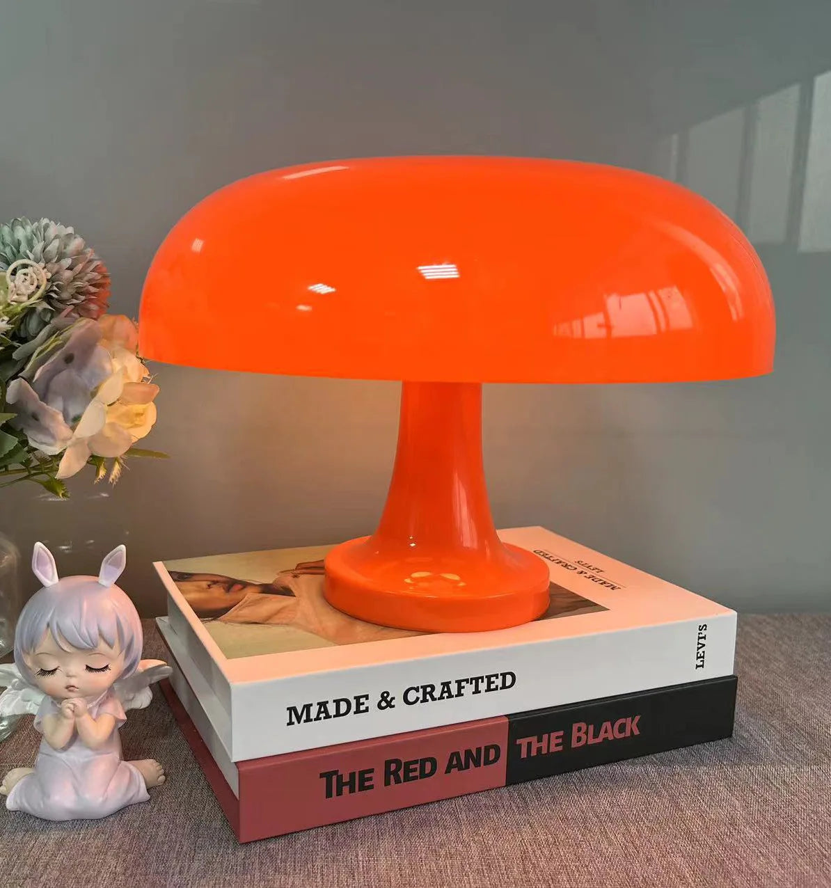 Pilz-Tischlampe im Bauhaus-Stil – modernes Design mit Farb-Highlight, ideal als Deko oder fürs Schlafzimmer.