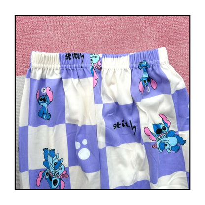 Kinder-Schlafanzug mit Stitch-Print – zweiteilig, weich und perfekt für gemütliche Nächte im Frühling.