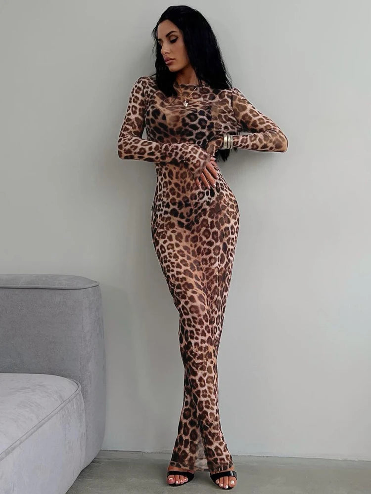 Maxikleid aus transparentem Mesh mit Leopardenprint und langen Ärmeln – figurbetont, auffällig und perfekt für Club oder Urlaub.
