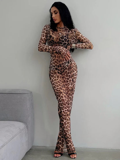 Maxikleid aus transparentem Mesh mit Leopardenprint und langen Ärmeln – figurbetont, auffällig und perfekt für Club oder Urlaub.