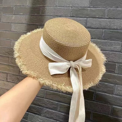 Geflochtener Strohhut mit großer Krempe und Schleife – luftiger Sonnenschutz im eleganten Look.