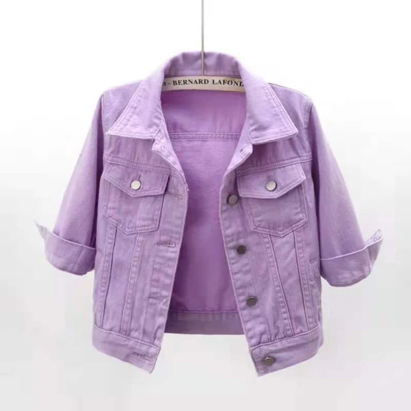 Kurze Jeansjacke in Pastellfarben – locker geschnitten, lässig und ideal für stylische Übergangslooks.