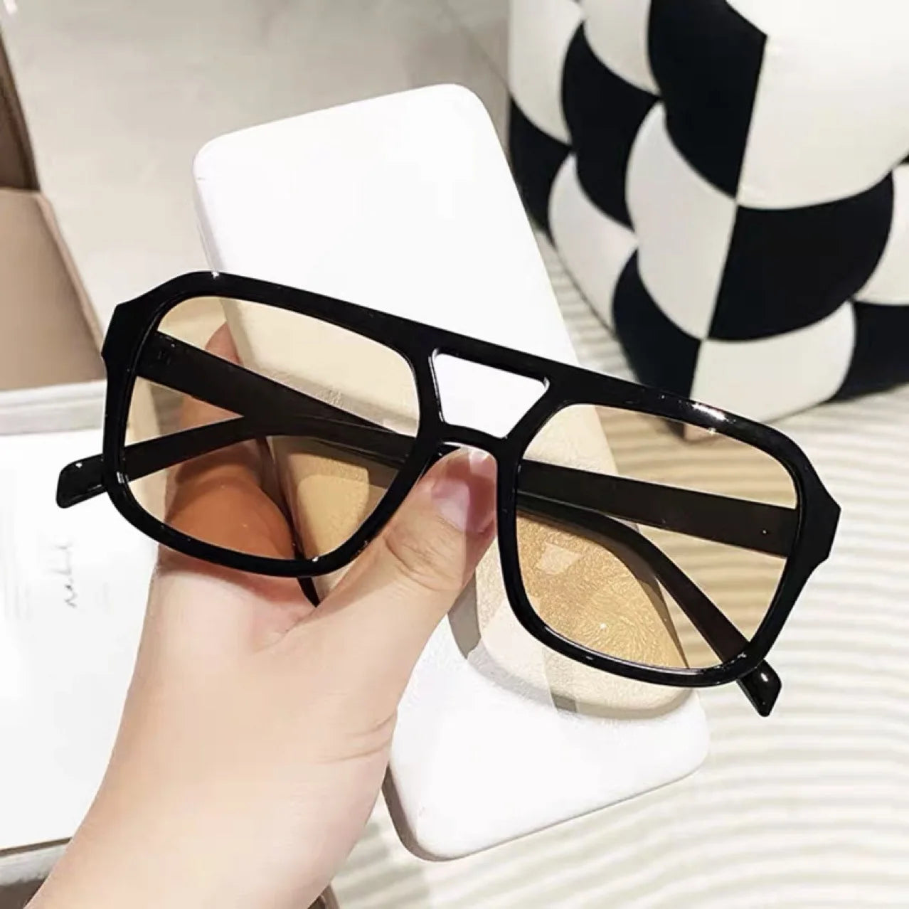 Oversized Square-Sonnenbrille im Studio-Aesthetic – stylisch, farbig & perfekt für auffällige Sommerlooks und Fashion-Statements.