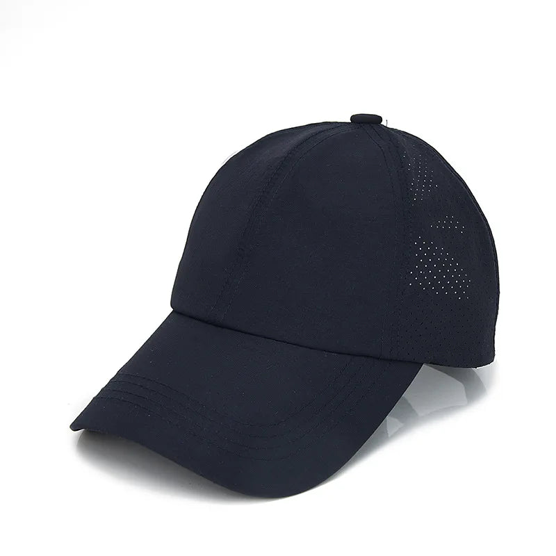 Schnelltrocknende Mesh-Baseball Cap mit Zopfloch – sportlicher Look in Unifarbe.