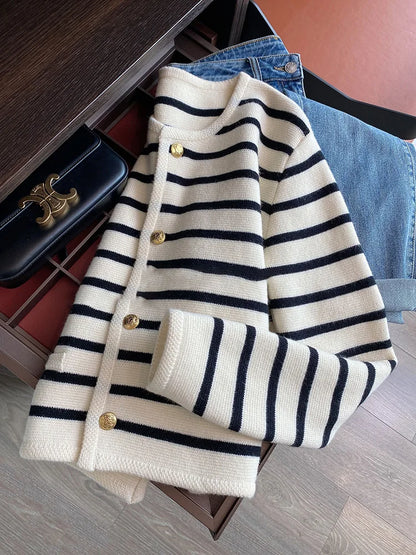 Gestreifter Strick-Cardigan mit Rundhals und Knopfleiste – cropped, chic und perfekt für lässige Looks im Alltag.