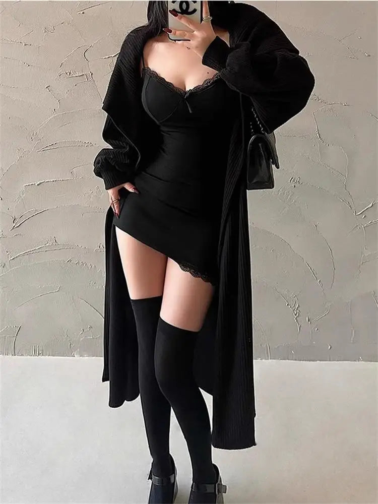 Abito mini bodycon nero in stile Y2K con pizzo, fiocco e spalline sottili – aderente e perfetto per look da festa audaci.