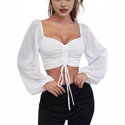 Mesh-Top mit langen Puffärmeln, Wickeloptik und Tunnelzug – bauchfrei, figurbetont und ideal für auffällige Layering-Looks.