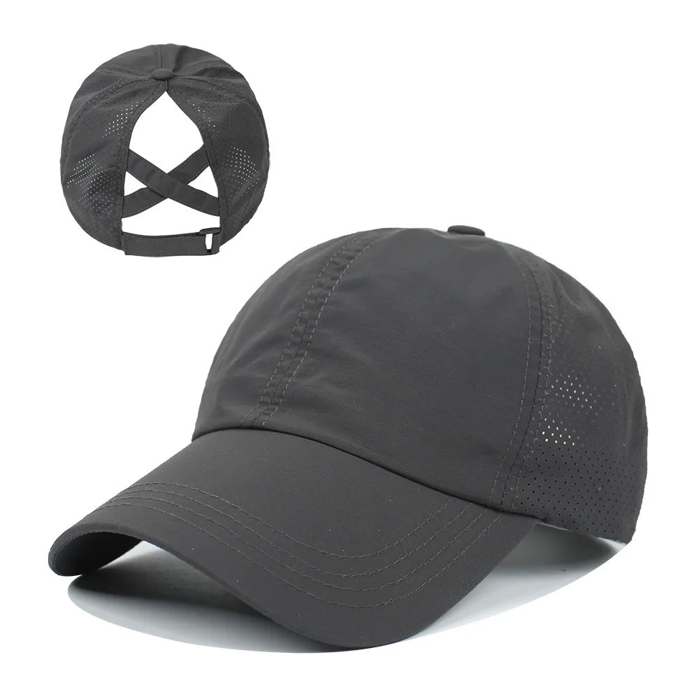 Schnelltrocknende Mesh-Baseball Cap mit Zopfloch – sportlicher Look in Unifarbe.
