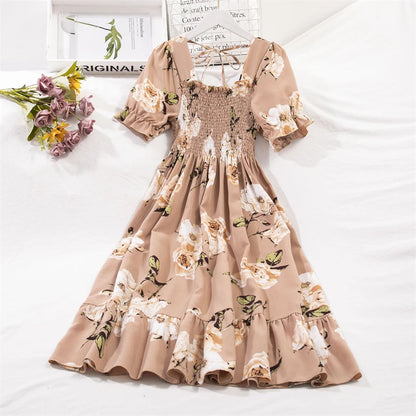 Luftiges Chiffonkleid mit elastischer Taille und Falten – kurzärmelig, bequem und perfekt für entspannte Sommerlooks.