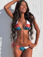 Micro-Bikini – Thong-Design mit tropischem Print und String-Details