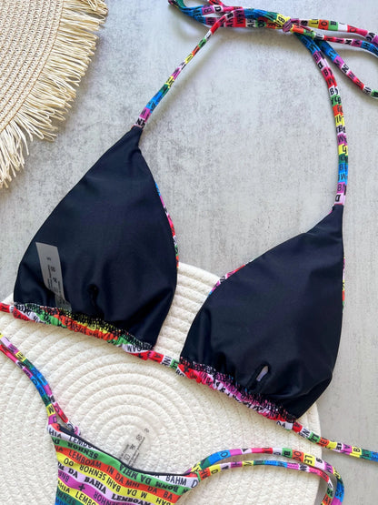 Farbiger Mini-String Bikini – Zweiteiliges Set mit Buchstaben-Print