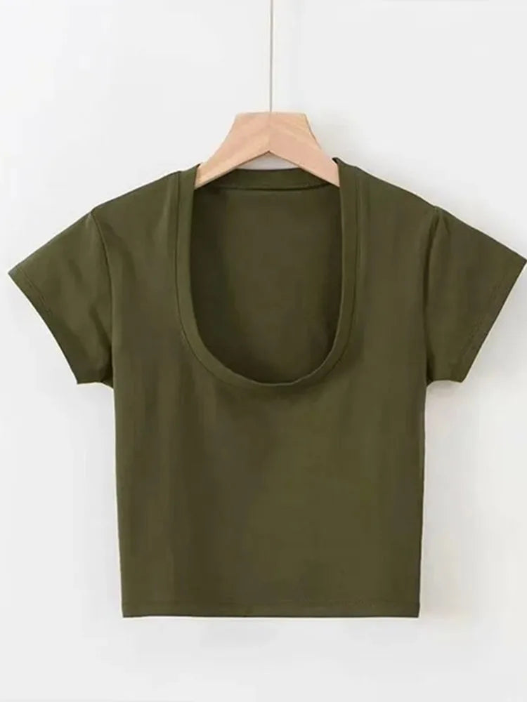 Kurzärmeliges Crop-Top mit U-Ausschnitt und tailliertem Schnitt – schlicht, figurbetont und perfekt für lässige Streetwear-Outfits.
