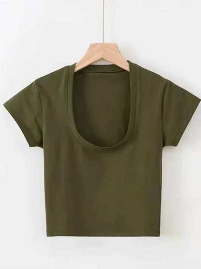 Kurzärmeliges Crop-Top mit U-Ausschnitt und tailliertem Schnitt – schlicht, figurbetont und perfekt für lässige Streetwear-Outfits.