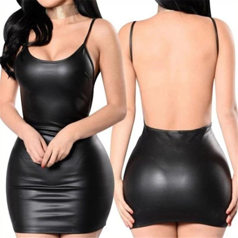 Rückenfreies Lederkleid – Figurbetontes Minikleid aus Wet-Look-Material mit Push-Up-Design für einen modernen Look