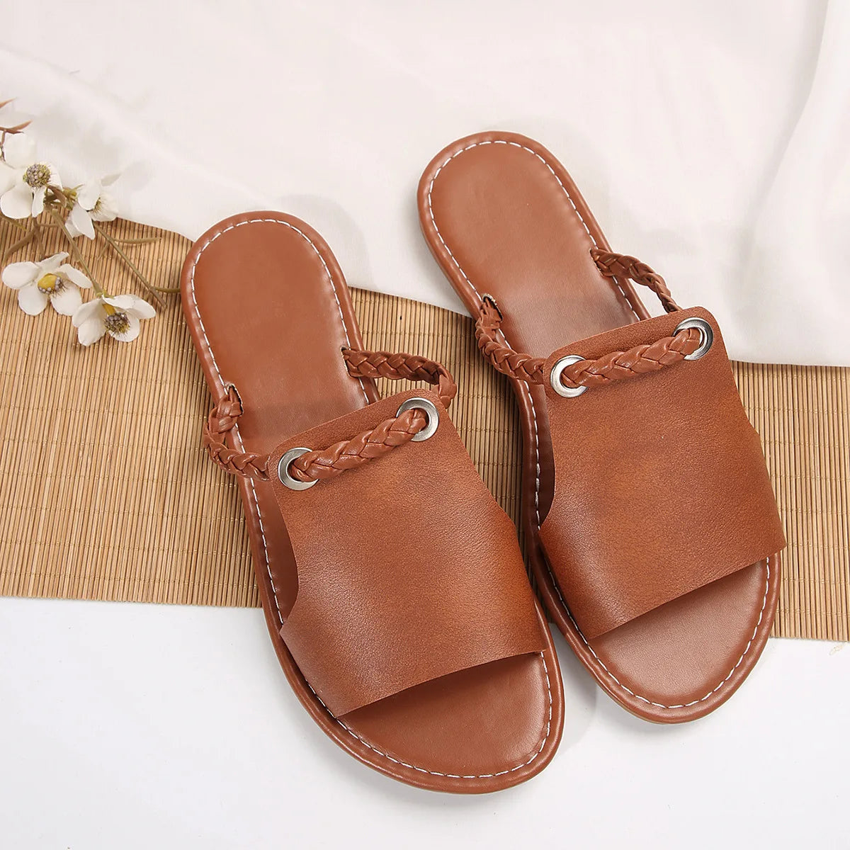 Flache Zehensandalen mit eckiger Spitze und Kreuzriemen – minimalistisch, bequem und ideal für warme Tage