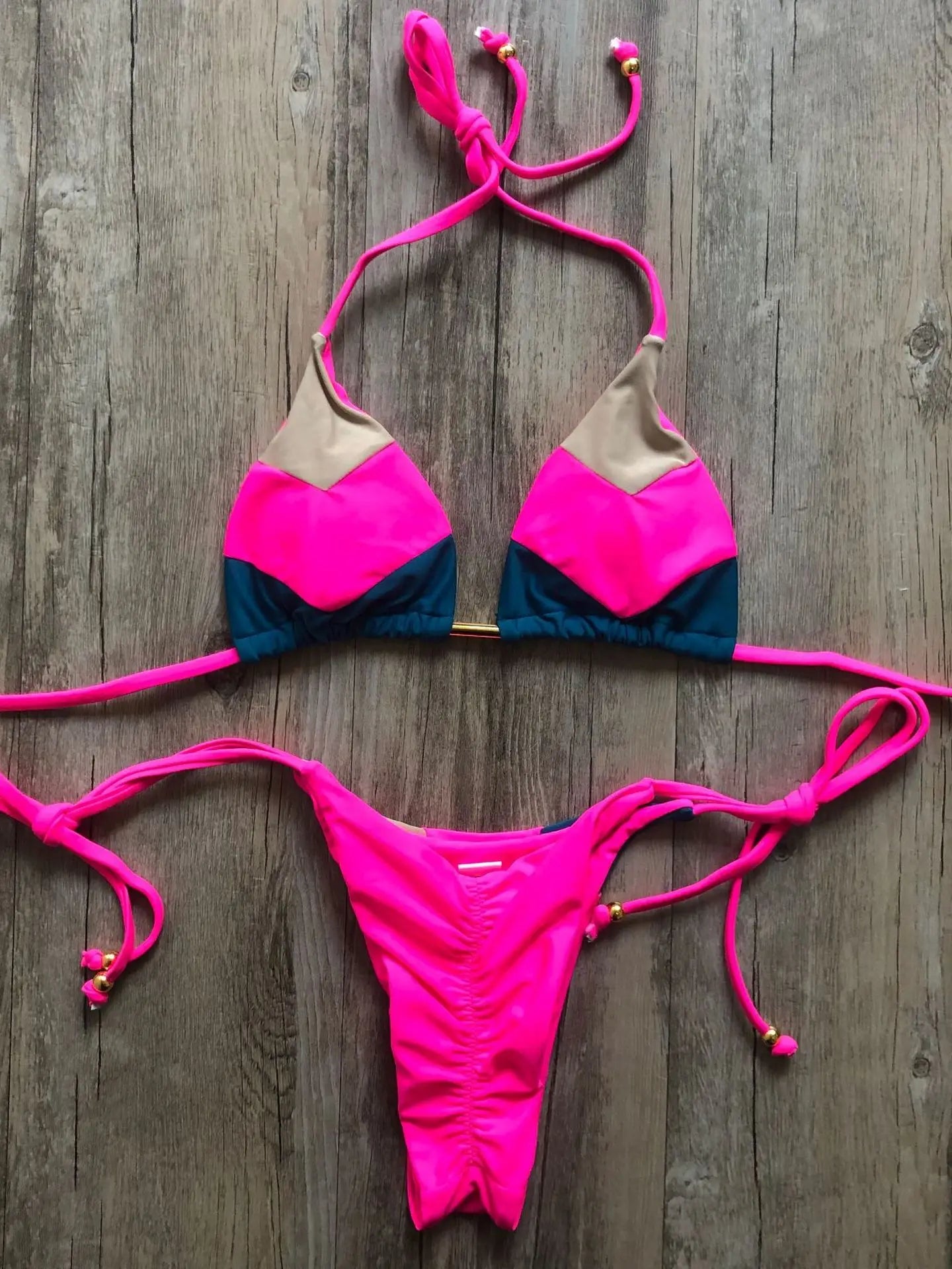 Micro-Bikini – Thong-Design mit tropischem Print und String-Details