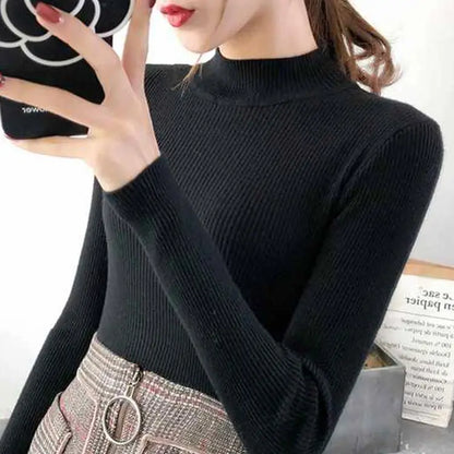 Schmaler Strickpullover mit Stehkragen – vintage-inspiriert, schlicht und ideal für stylische Alltagslooks in kühleren Monaten.