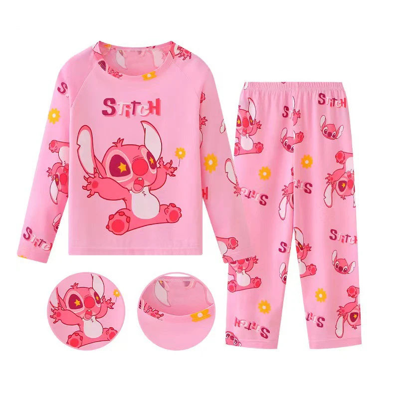 Kinder-Schlafanzug mit Stitch-Print – zweiteilig, weich und perfekt für gemütliche Nächte im Frühling.