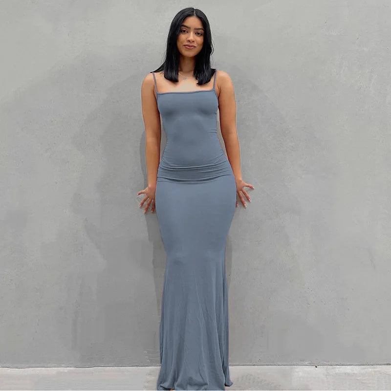 Rückenfreies Satin-Maxikleid mit schmaler Passform und Spaghettiträgern – elegant, figurbetont und perfekt für den Abend oder den Club.