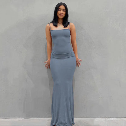 Rückenfreies Satin-Maxikleid mit schmaler Passform und Spaghettiträgern – elegant, figurbetont und perfekt für den Abend oder den Club.