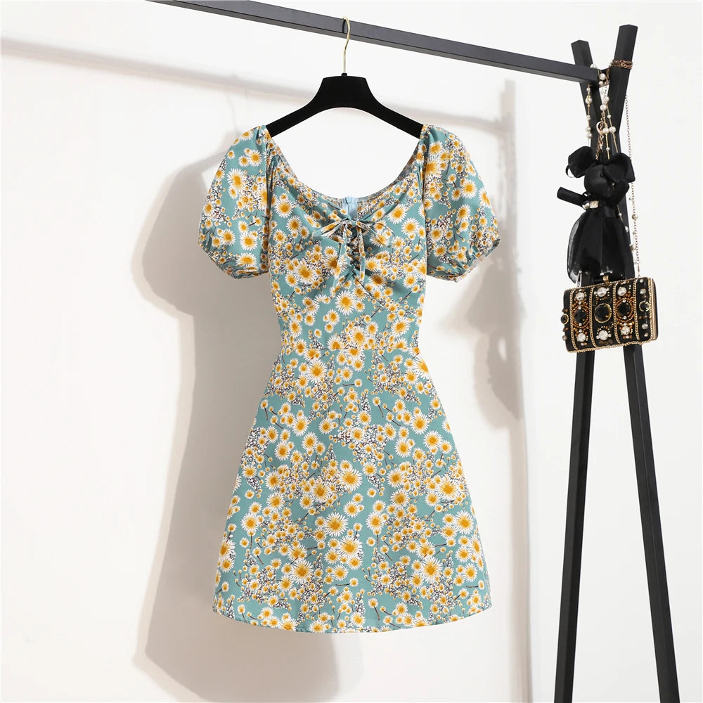 Luftiges Chiffon-Minikleid mit Blumenprint, Puffärmeln und Falten-Details – leicht, verspielt und perfekt für sommerliche Alltagslooks.